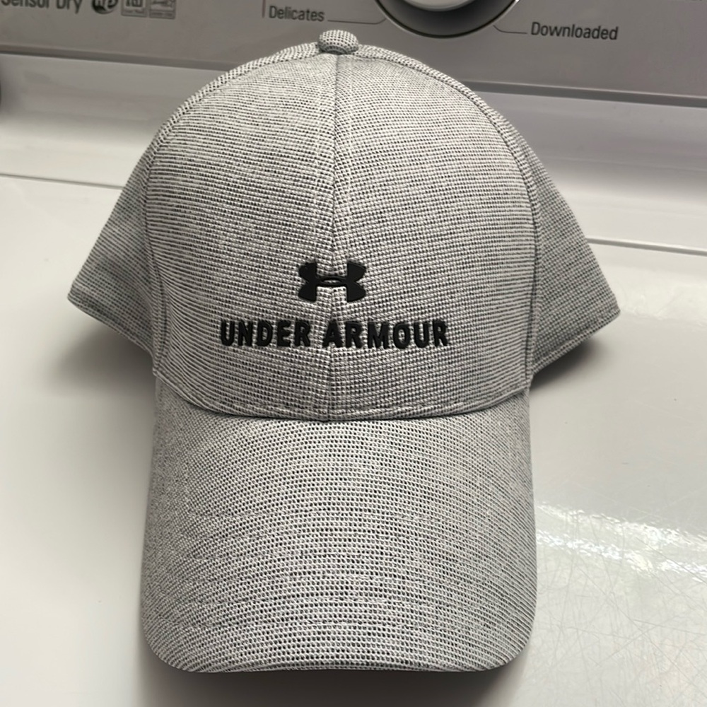 Mens Under Amor hat, barely worn and in like new condition.